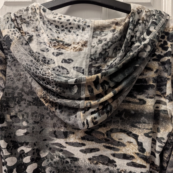 V Cristina Animal Print Hoodie with Heart Design - Picture 7 of 7